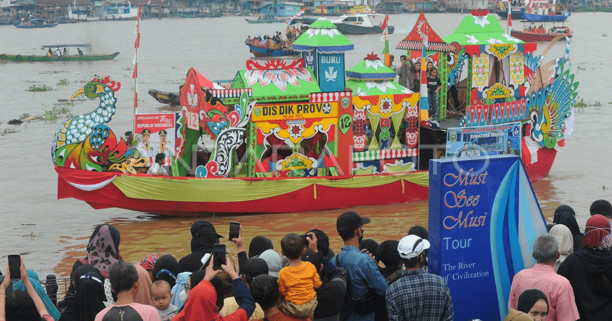 Pawai Perahu Hias