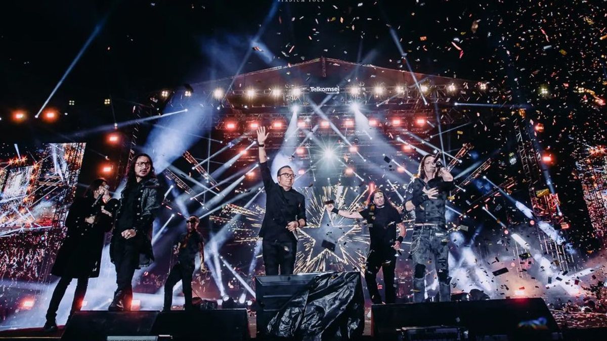 Keseruan Konser Dewa19 Memukau Ribuan Penonton