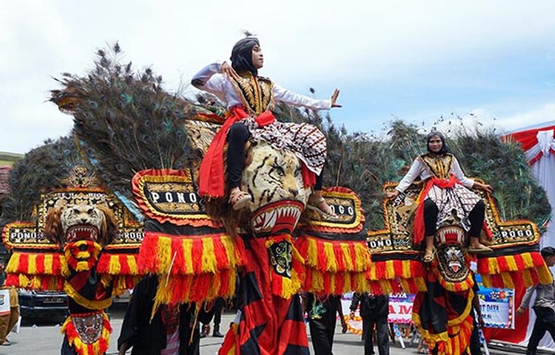 Seni Pertunjukan Tradisional: Hiburan dan Identitas Kolektif