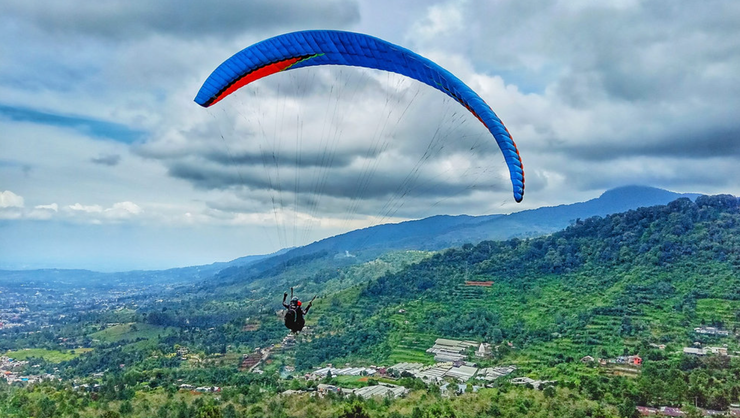 Paralayang di Bukit Paralayang Puncak Bogor: Sensasi Atas Awan