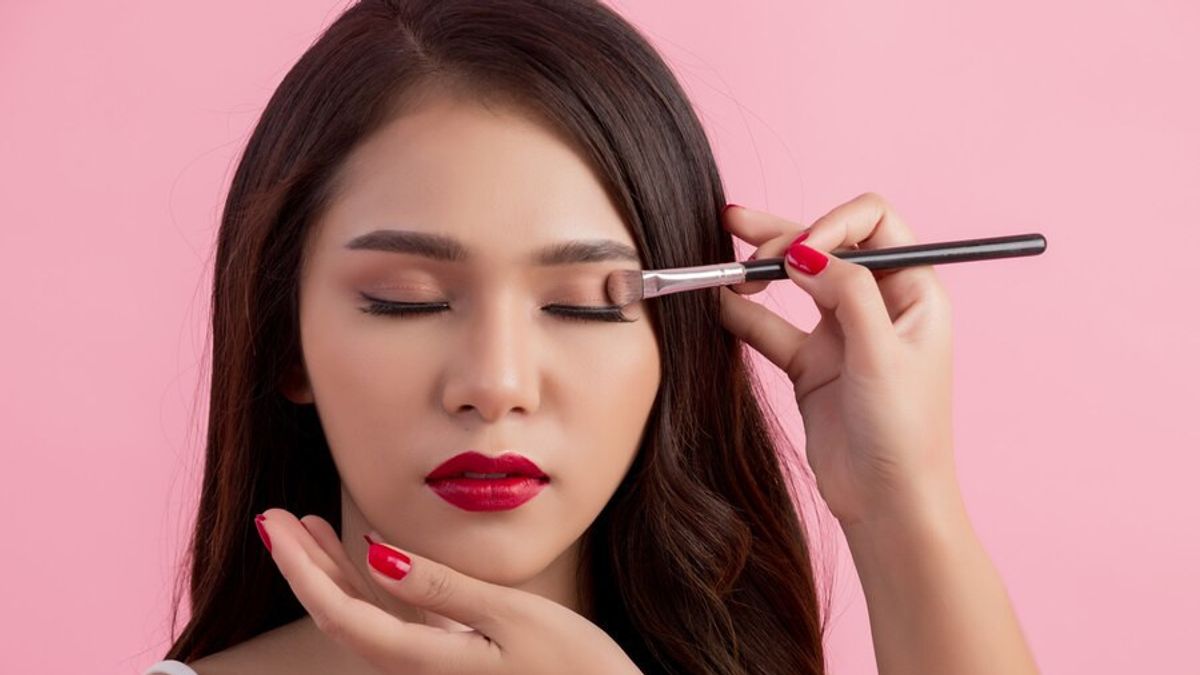 Tren Makeup Natural Look 2025 yang Semakin Populer