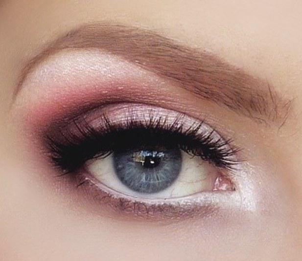 Smokey Eyes Modern dengan Sentuhan Warna Baru