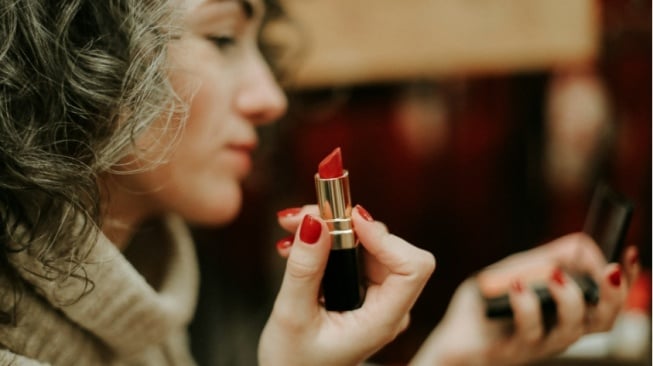 Lipstik Lokal Tahan Lama untuk Elegan di Usia 50-an