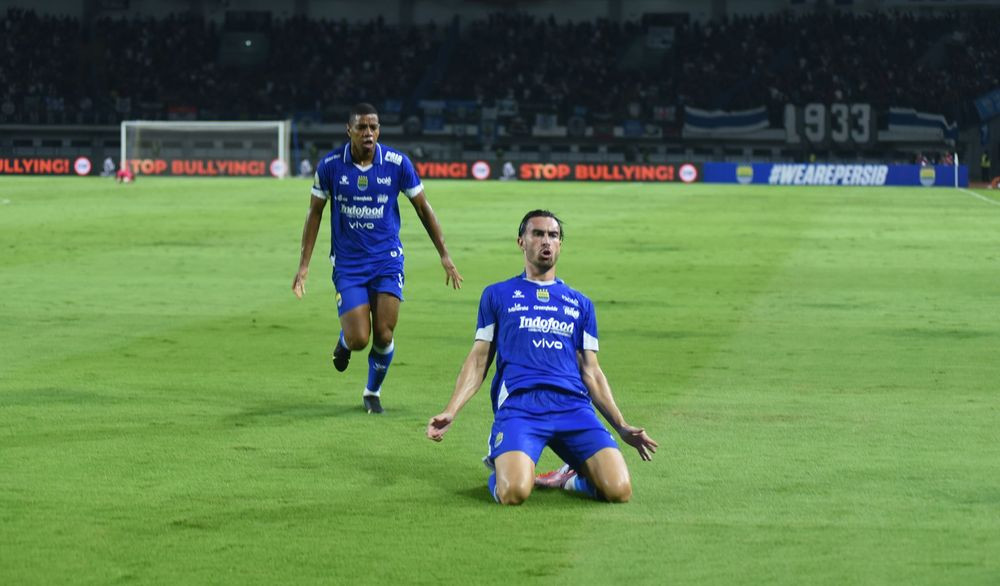 Persib Bandung Taklukkan PSM dan Rebut Puncak Klasemen