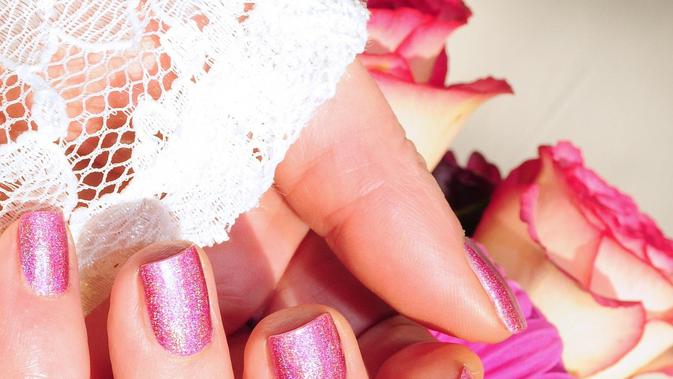 Ciptakan Kilau Kuku dengan Tren Holographic Nails