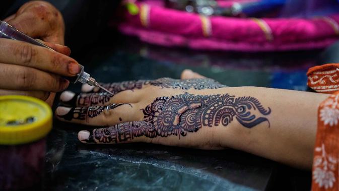Pesona Henna: Tradisi Meriah Wanita Pakistan Sambut Lebaran